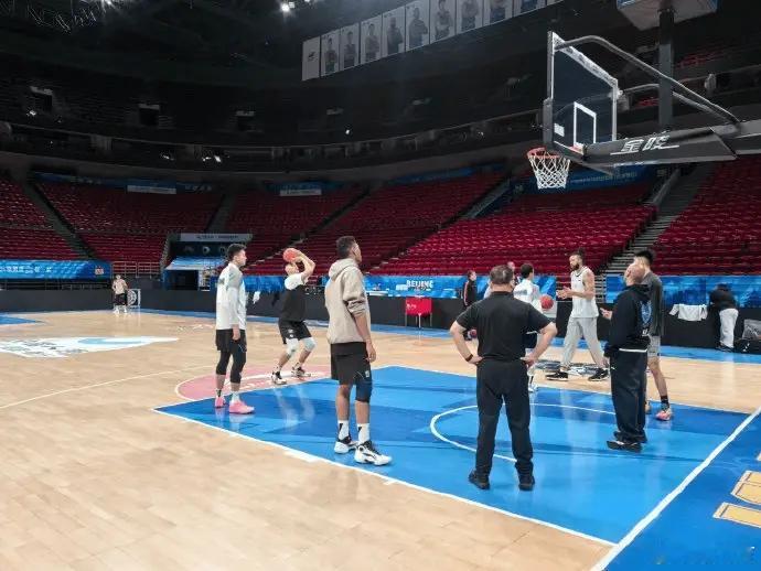 🏀媒体人：北京赛前训练除赵睿、曾凡博缺席，其余全部到场 训练情况： ...