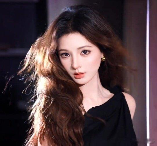 #张予曦[超话]#  zyx#张予曦#  zyx#阿里个瓜#  zyx#张予曦超话#

予曦你都美成什么样了[舔屏][舔屏][舔屏]
​