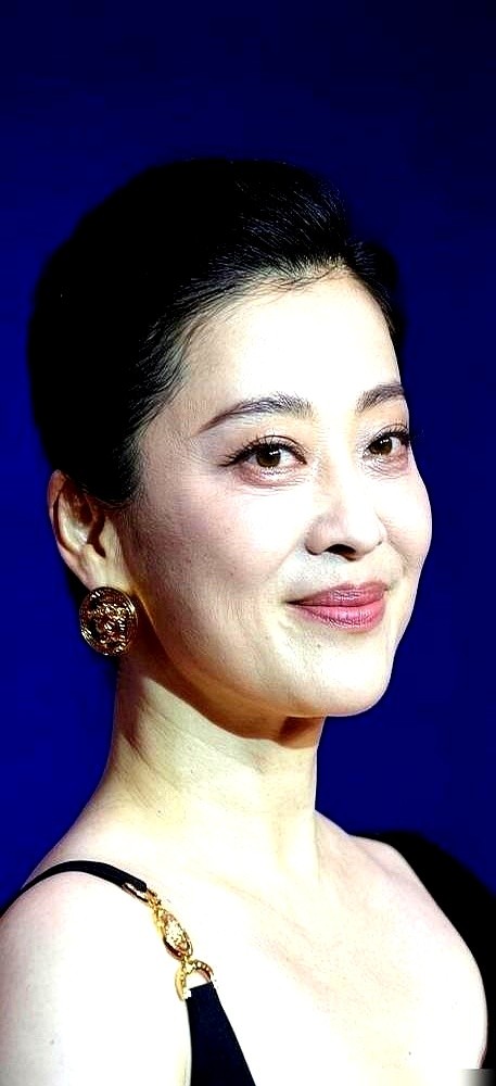 编剧刘静一眼看见郭涛，当场摇头：长得太糙，配不上安杰！

导演孔笙硬顶着反对保他，撂下一句硬话：“长相不够，演技能补。”

当年差点被退货的男一号，被郭涛硬生生演成了全国观众念念不忘的国民姐夫。电视剧播了十二年收视依然霸榜，刘静事后直拍胸口：幸亏当初孔导没听我的。

皮囊顶多撑前三集，真本事才能火十