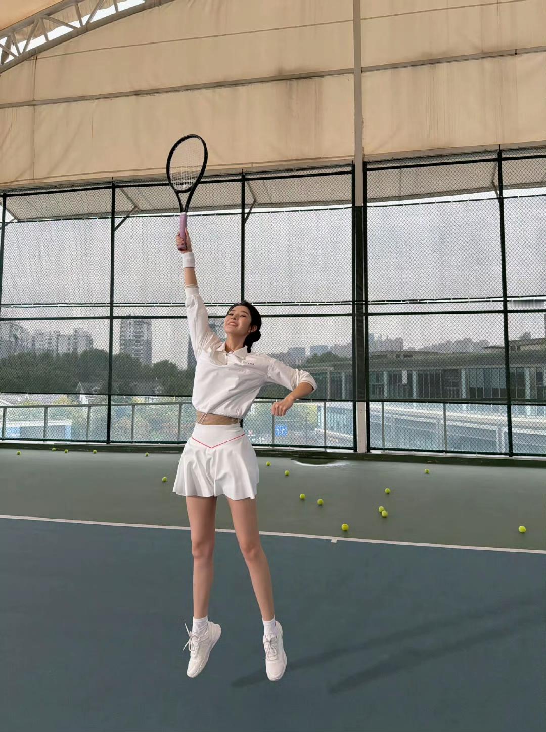 王玉雯网球造型杀疯！这“运动甜姐”风直接戳中审美   谁能拒绝运动系美...