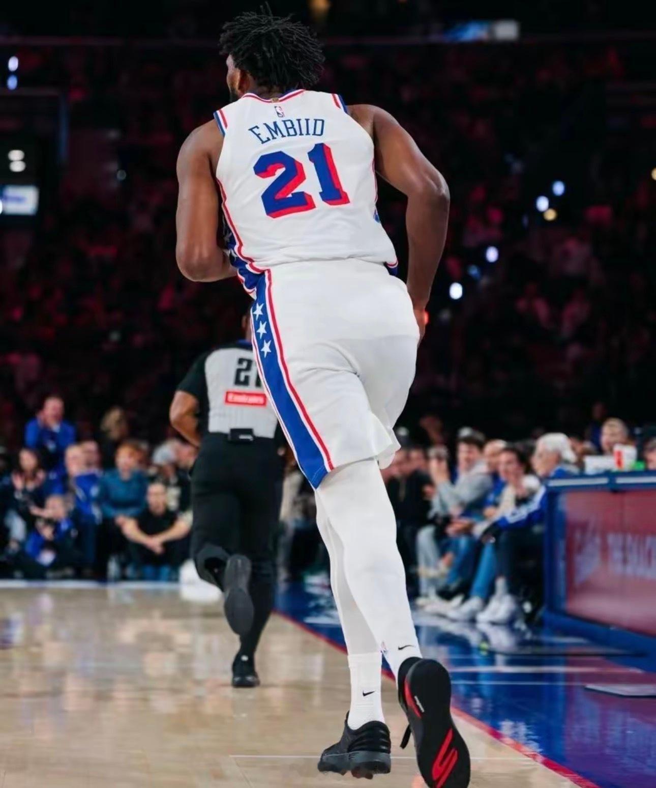 万万没想到，NBA本赛季第二个三双竟然是恩比德拿到的！
​在今天76人与雄鹿的比赛中，41岁的詹姆斯开启轮休，恩比德打出了MVP表现，全场首发出战36分钟，投篮20中8，三分3中0，罚球14中12，爆砍28分11篮板10助攻1抢断的三双数据，正负值高达+18，带领76人127-116大胜雄鹿豪取三连胜。
​本赛季NBA首个 ​