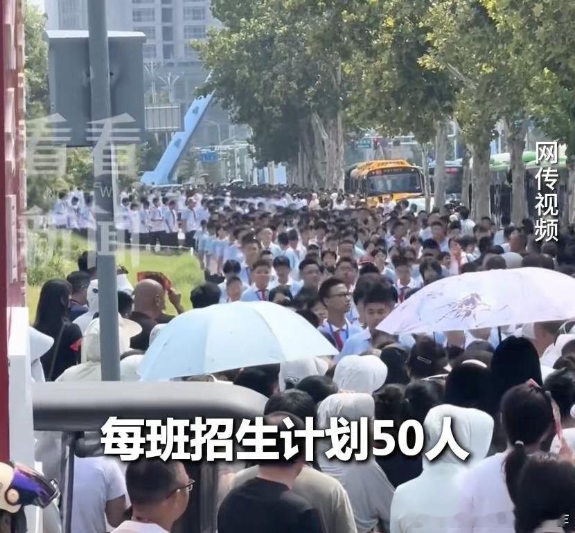 #巨无霸中学为何越来越多#巨无霸中学的涌现，本质是优质教育资源向少数学校集中的结果。通过跨区掐尖、政策倾斜与巨额投入，这些学校迅速垒高升学率，形成“超级磁场”。然而，这加剧了教育失衡：强校愈强，弱校愈弱，最终形成“县中塌陷”的恶性循环。教育不应是零和博弈，当所有资源流向少数“巨无霸 ​