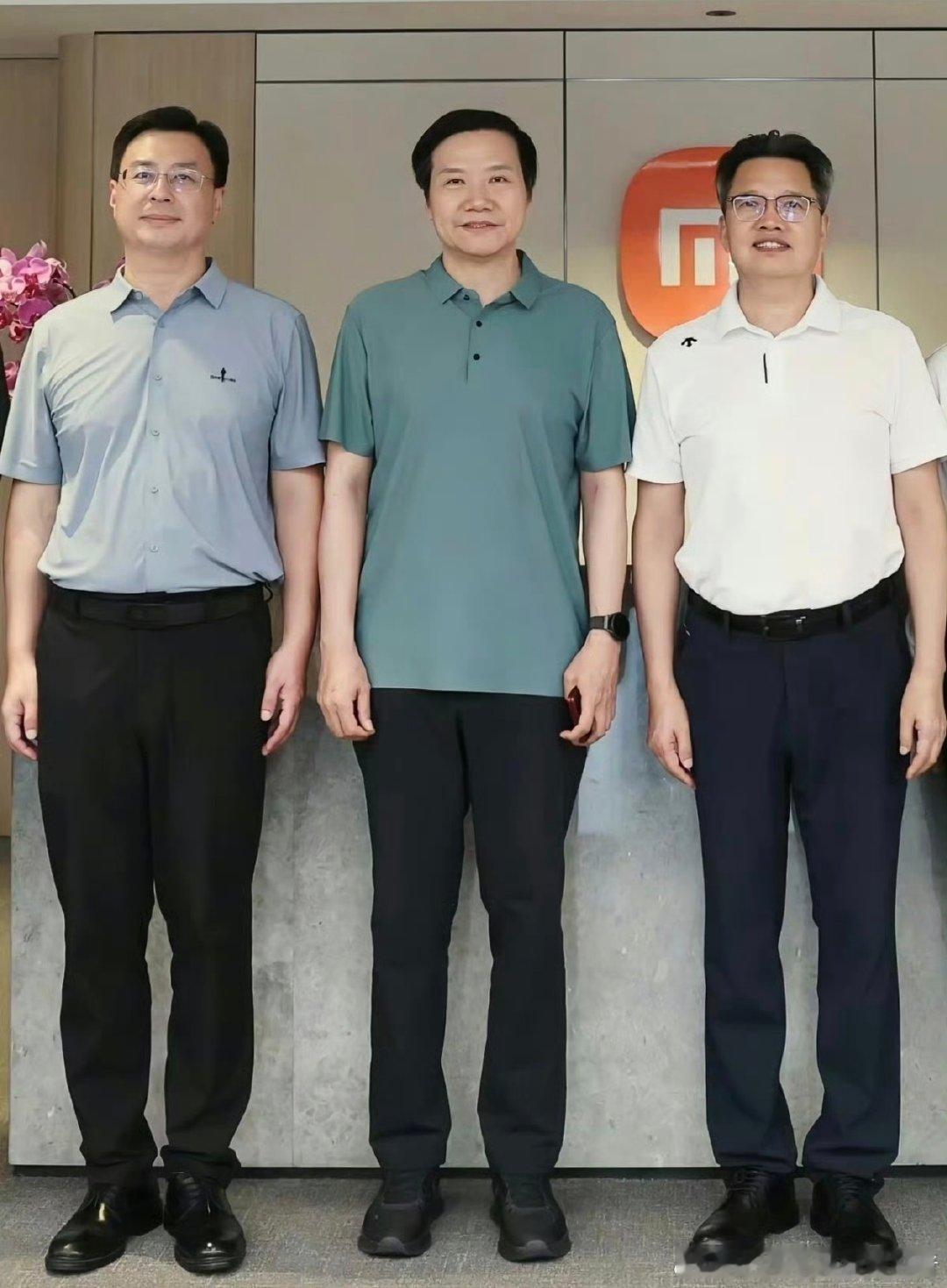 从雷军的这张合影照来看，他手上应该就是即将要发布的小米新机，看这个尺寸是一款折叠屏手机。

这大概就是小米的阔折叠屏了，看着很轻薄而且尺寸控制的不错，单手握持没压力。网传会搭载新一代玄戒芯片吧，如果是真的那看点还是挺足的。 ​