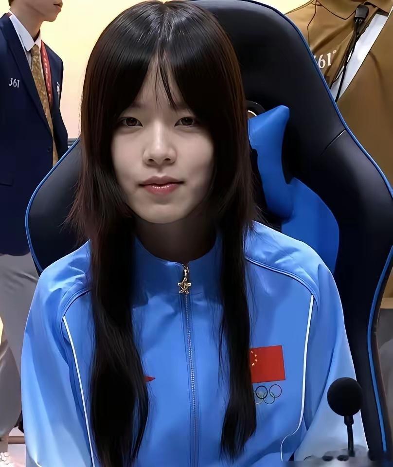 14个女的，500多个男的，就她一个杀出来了。 
亚运电竞集训营，不设性别分组，不搞优待名额。穆欣月，20岁，男女混选，小组第一。 
决赛打日本，决胜轮她上去直接7比2，把对面打崩了。中国队拿金牌，她成了电竞入亚以来第一个拿金牌的女选手。 
全国23个电竞国手，就她一个女的。IVL职业联赛现役唯一的 ​