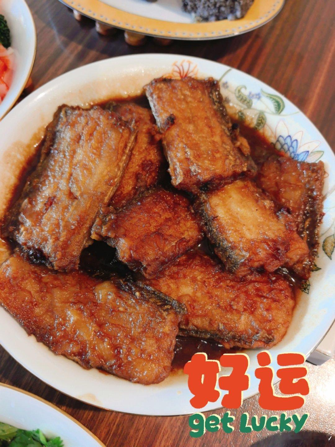 午餐，红烧带鱼、香干炒豆芽、凉拌长豆角、西兰花拌蟹棒，宝贝带来一只烧鸡[笑而不语]，减肥不做汤了[坏笑]。宝贝帮着刷碗，收拾完又忙自己事儿去了。不喜欢鸿蒙6,每一个应用都和华为绑定都得点同意，否则操作不了。拍照颜色也没有以前好看。微信里新的朋友搜索功能没有了，还得在右上角找，麻烦[污] ​