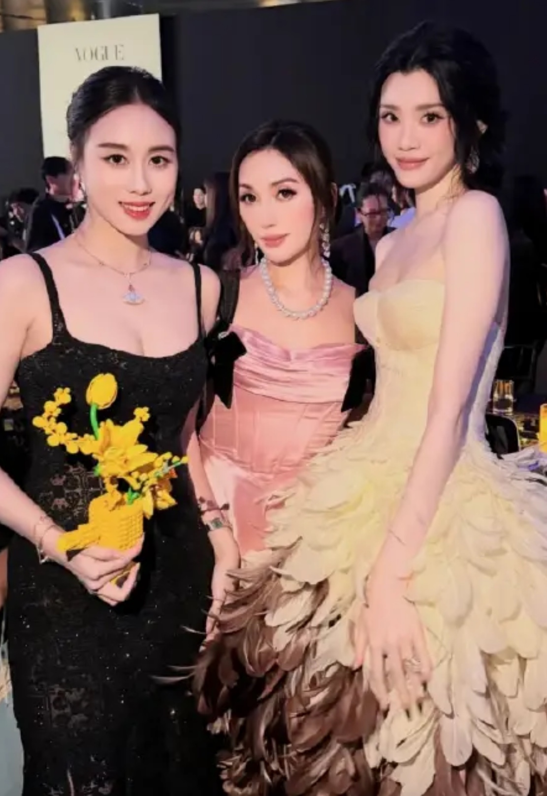赌王家族的三位女性VOGUE罕见同框！奚梦瑶何超欣何锶珩，谁赢了？
 左边是四房小女儿何超欣，她身穿黑色亮片吊带裙，手捧乐高花束，笑容甜美。C位是何超凤的女儿何锶珩，粉色缎面礼服搭配珍珠项链，尽显千金贵气。而右边则是四房儿媳奚梦瑶，一袭渐变羽毛抹胸长裙，气场全开。

这不仅是颜值的比拼，更是家族关系