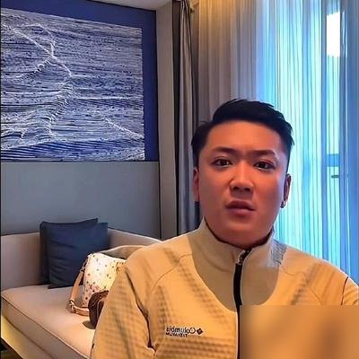 崔晋自己把底裤扒了。直播里亲口说当年上《变形计》就是奔着流量去的，挑人专挑“最漂亮”的李勒优，连人家高三关键期都不放过，架着机器拍。现在呢？晋妈直播抱怨李勒优作息乱，零花钱直接停掉。李勒优被拍到在面馆端碗，转头跟记者说“关系挺好”。一个靠“兄妹情”起号的账号，最后撕得只剩账本。流量喂出来的亲情，保质