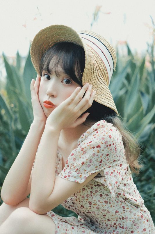 碎花裙美女的户外写真图片太有看头了！像林允那组长发飘飘配碎花连衣裙的户...