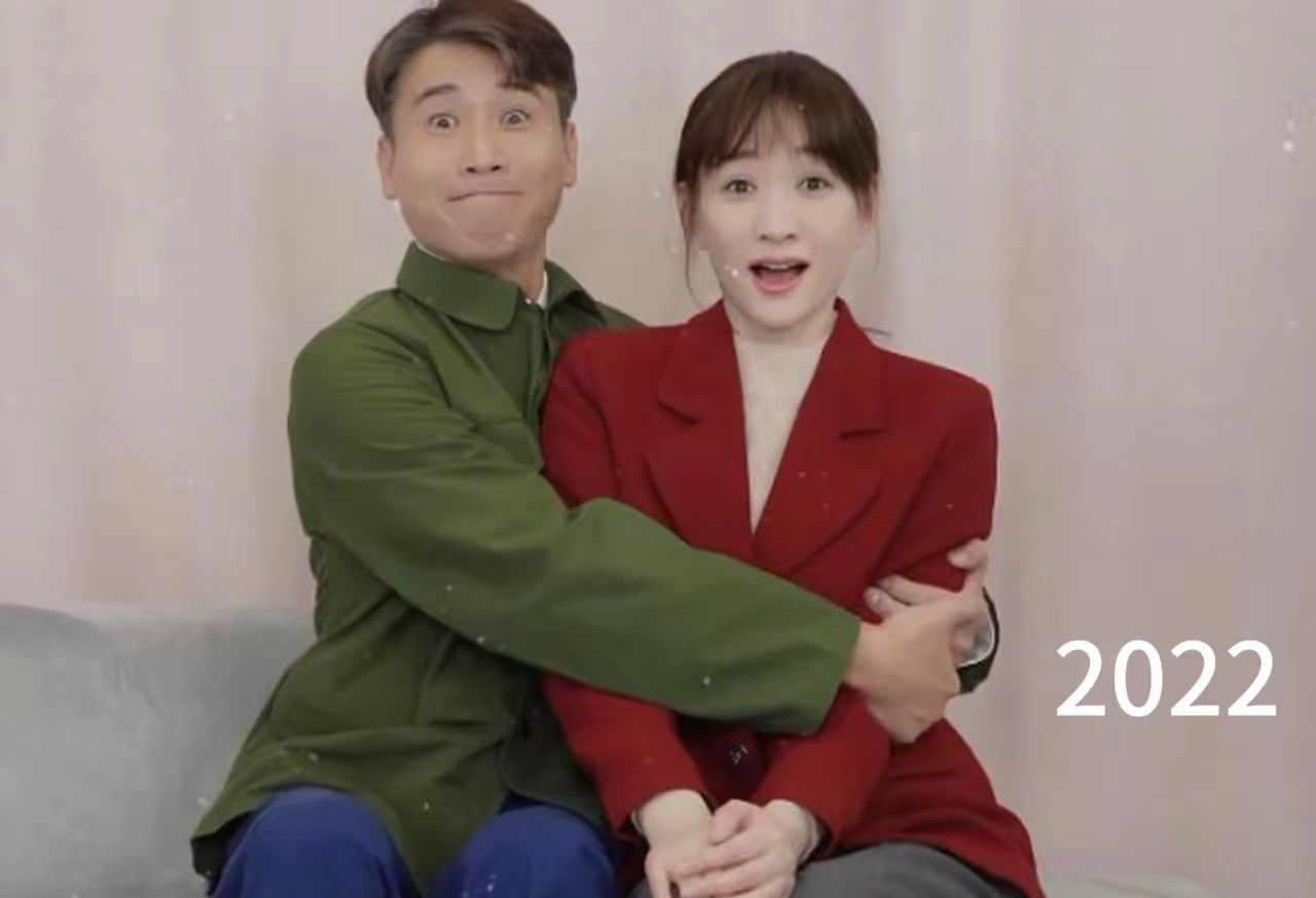 李乃文：咱俩2022年演夫妻，观众没骂，我已经烧高香了。

李小冉：你1976年的还装什么老，比我大两岁而已，你头发白得跟片场灯似的。

李乃文：戏里是夫妻，戏外一站，化妆师都得问我“大爷您送闺女来试镜啊”。

李小冉：少贫，我保养归保养，你那是熬夜背词加应酬，白头发自己长出来的。

李乃文：当年排