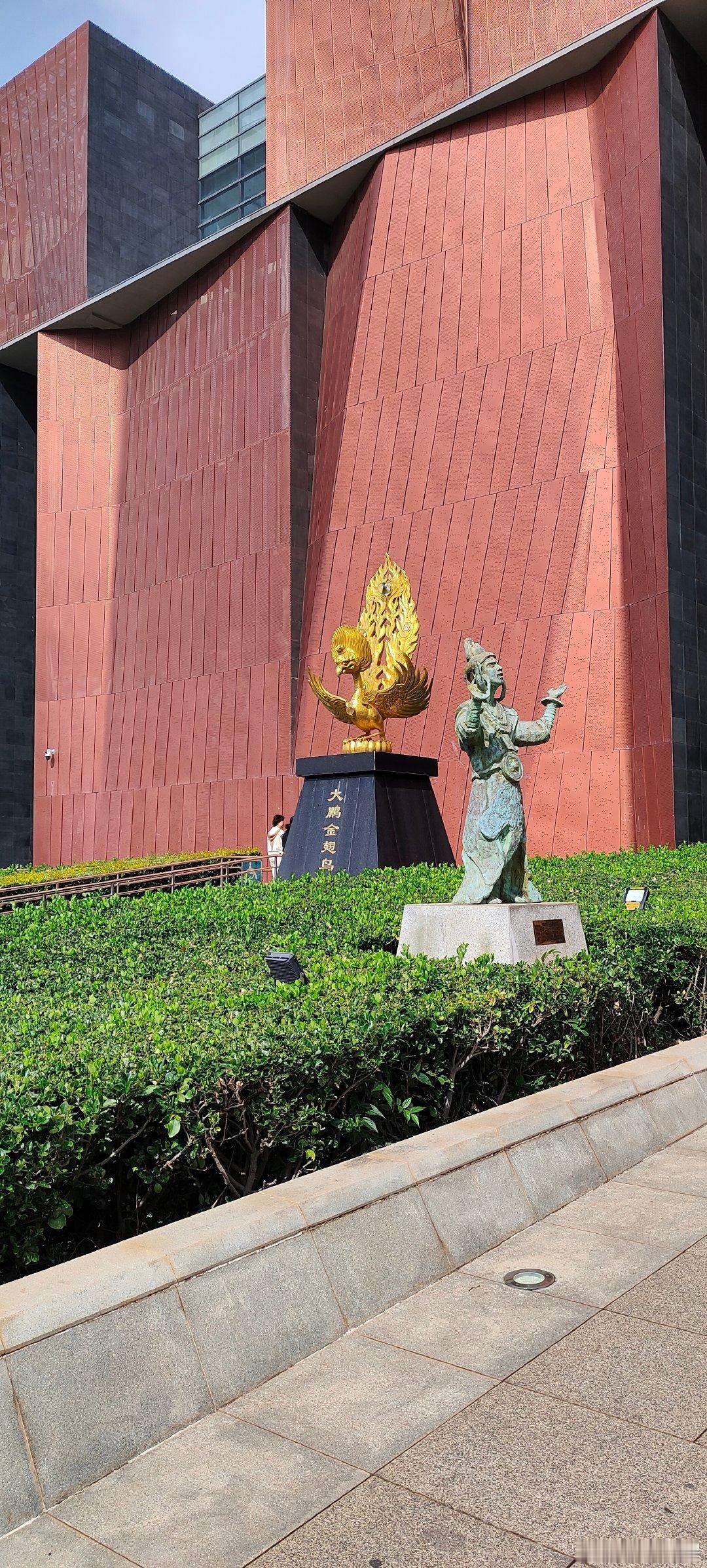 云南省博物馆也有大鹏金翅鸟的雕塑。 ​