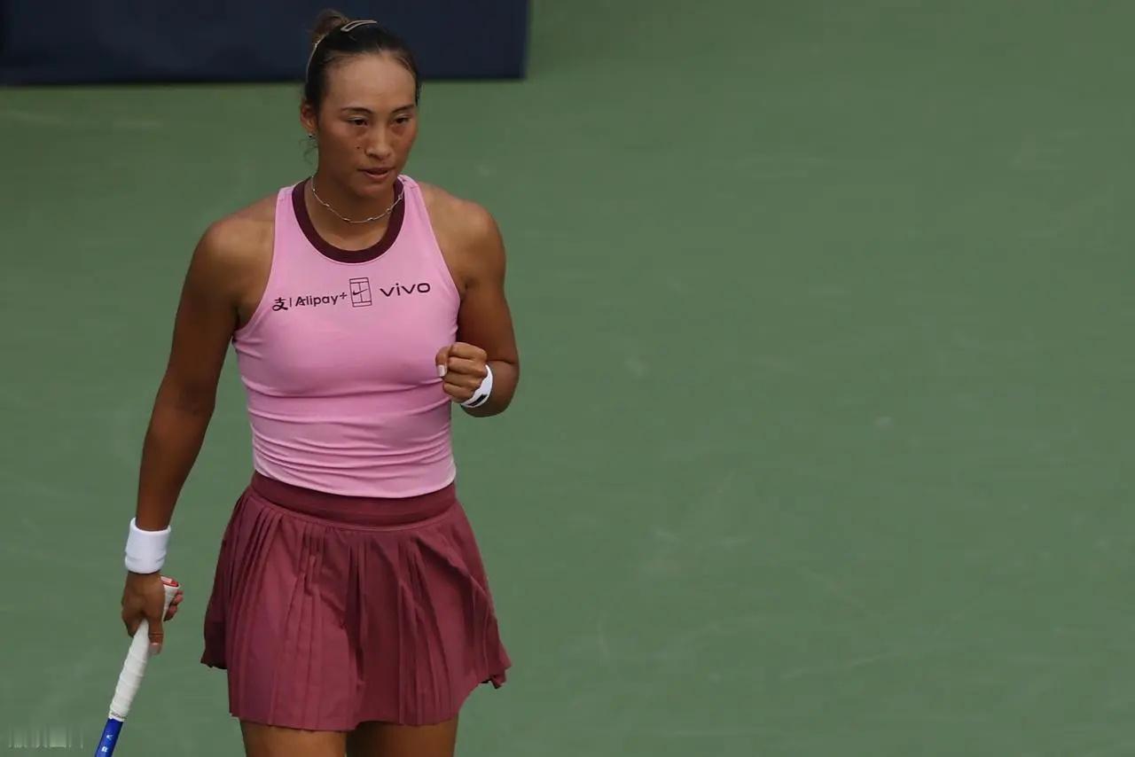 WTA华盛顿站首轮比赛，郑钦文对阵菲律宾小将伊埃拉，先以6-4拿下首盘...