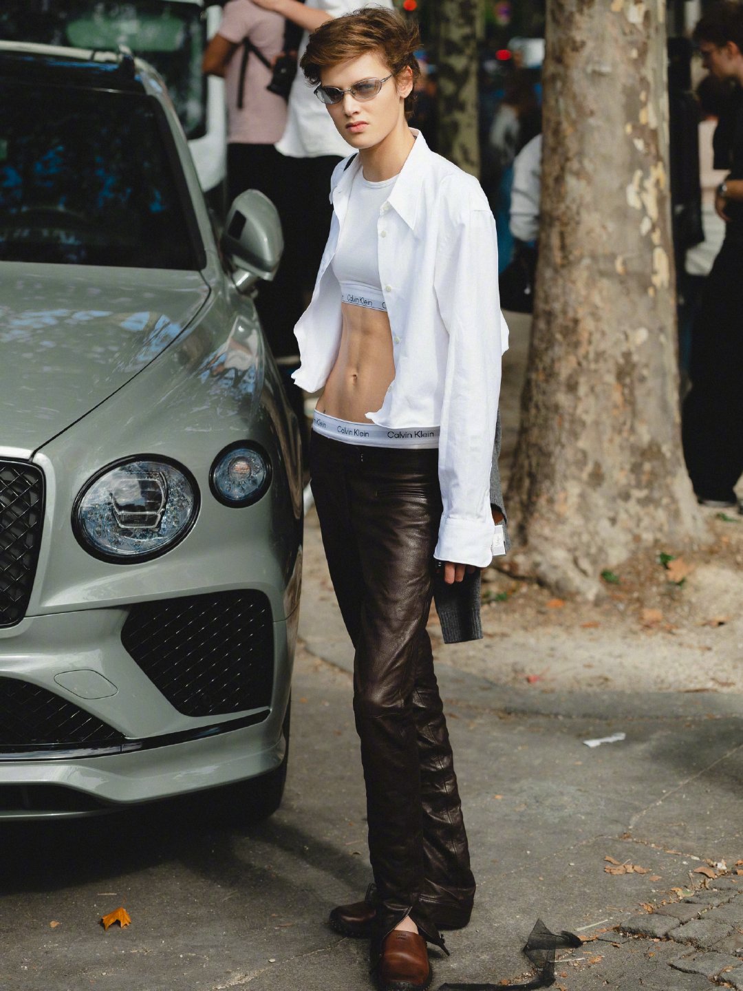 Miu Miu 2027 春夏系列发布秀——-模特下班街拍。青春洋溢的女孩们，简简单单的style，随性又个性十足。🌼🍃🌿🍀#时装周##春夏时装周##大秀直击# ​