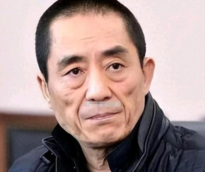 76岁张艺谋被架着走红毯，75岁张纪中直播间沉默：两个大导演，晚年都困在同一个字上

十月的釜山，海风灌进红毯。76岁的张艺谋穿着西装，两个工作人员一左一右架着他的胳膊，走完几十米台阶，用了两分钟。台下快门声响成一片。

同一天，国内直播间补光灯下，75岁的张纪中佝偻着背坐在镜头前。小他31岁的妻子
