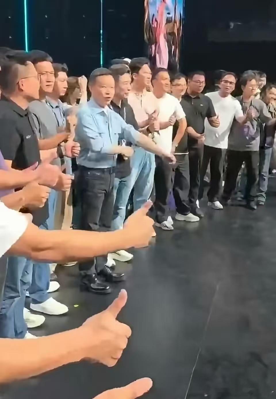 何小鹏喊出“当晚5万大定”这个目标，底气不在那个数，在他敢把目标当着团队的面喊出来，而且喊之前五千台准现车已经三分钟售罄了。

  先理清事实。13.98万起，比预售砍了整整三万。五千台提前备好的准现车，价格公布后三分钟锁单抢空。发布会后何小鹏跟团队交流，心情大好，提到当晚大定要快速冲到五 ​