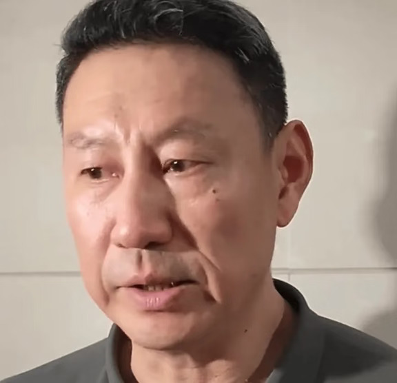 李楠解析队内情况：赵睿崴脚不严重，周琦养伤，布朗缺席个人原因
	
CBA季前赛北京对阵浙江的比赛已结束，最终北京97-96战胜浙江。赛后李楠接受了采访，他先是提到了赵睿崴脚的事情：没有那么重，因为他在休息室他还乐呢，我就觉得没有太大事。这肯定是好事情，毕竟在退场的时候赵睿都不敢落地，幸好场边只是冰敷，也没有出现前往医院，这就意味着常规赛的揭幕战他还是有可能打的，健健康康对于北京非常重要，毕竟过去他的伤势还是太多了。
	
对于周琦伤病的问题：周琦是老伤，我们可能要保护一下。他的伤势还是比较复杂的，特别是腰伤，只要强度一大，很可能会出现反复。幸好北京对于他的伤病非常关注，肯定不会让其带伤作战。而且范子铭这场比赛的发挥不错，其他球员需要尽可能为周琦排忧解难。包括之后周琦复出之后，时间也要尽可能减少，为季后赛做好最充分的准备。
	
他也提到了布朗的情况：是个人原因，他也跟俱乐部这边也都有沟通，没有其他乱七八糟的事。布朗之前的情况就曝光过，是因为家里有点急事。目前沃特斯的发挥还是可以的，在对...