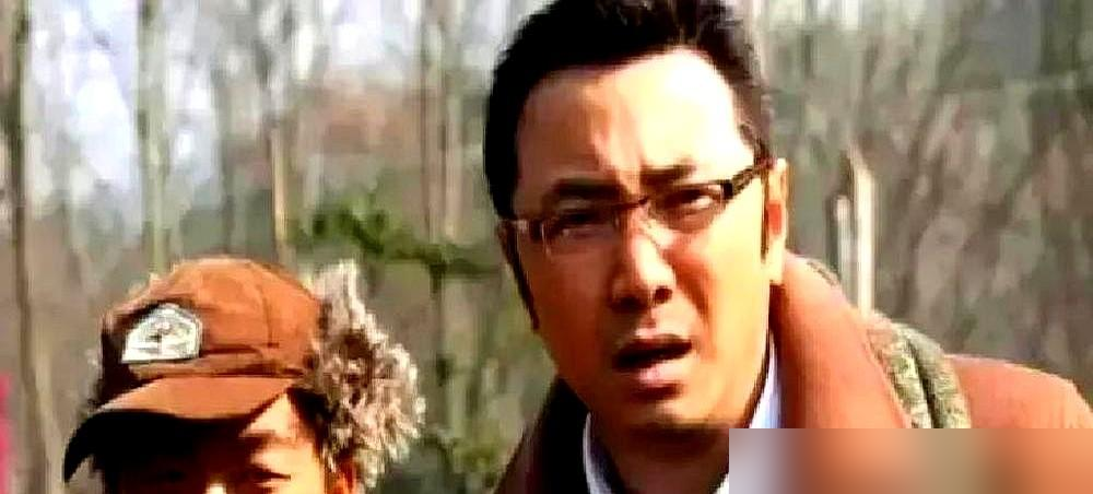 徐峥当年拒绝王宝强的方案，转头把《港囧》股份套现了，赚了一笔快钱。王宝强开出的条件是零片酬，再掏1000万，换10%分红。徐峥没接。
陈思诚接了另一种方式。王宝强离婚打官司，账户只剩209万，陈思诚当天转过去300万，备注四个字：兄弟加油。王宝强拍综艺腿受伤，他让全剧组停摆40天，等。
《唐探》