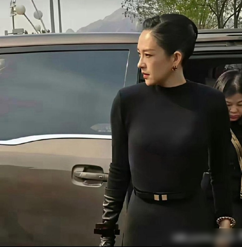 全网骂章子怡颜值崩塌，居然完全骂错了？
三月章子怡红毯生图流出，网友说她脸部浮肿、骨架变大发福，相关话题连上好几次热搜，全是灵气尽失颜值崩塌的吐槽。
真实原因曝光：她是为拍曹保平新片《寻子遗迹》，主动增重20斤，还配合系统力量训练增肌，哪怕自述跑两步就喘也硬扛。
不少人骂舆论双标：男星发福叫成