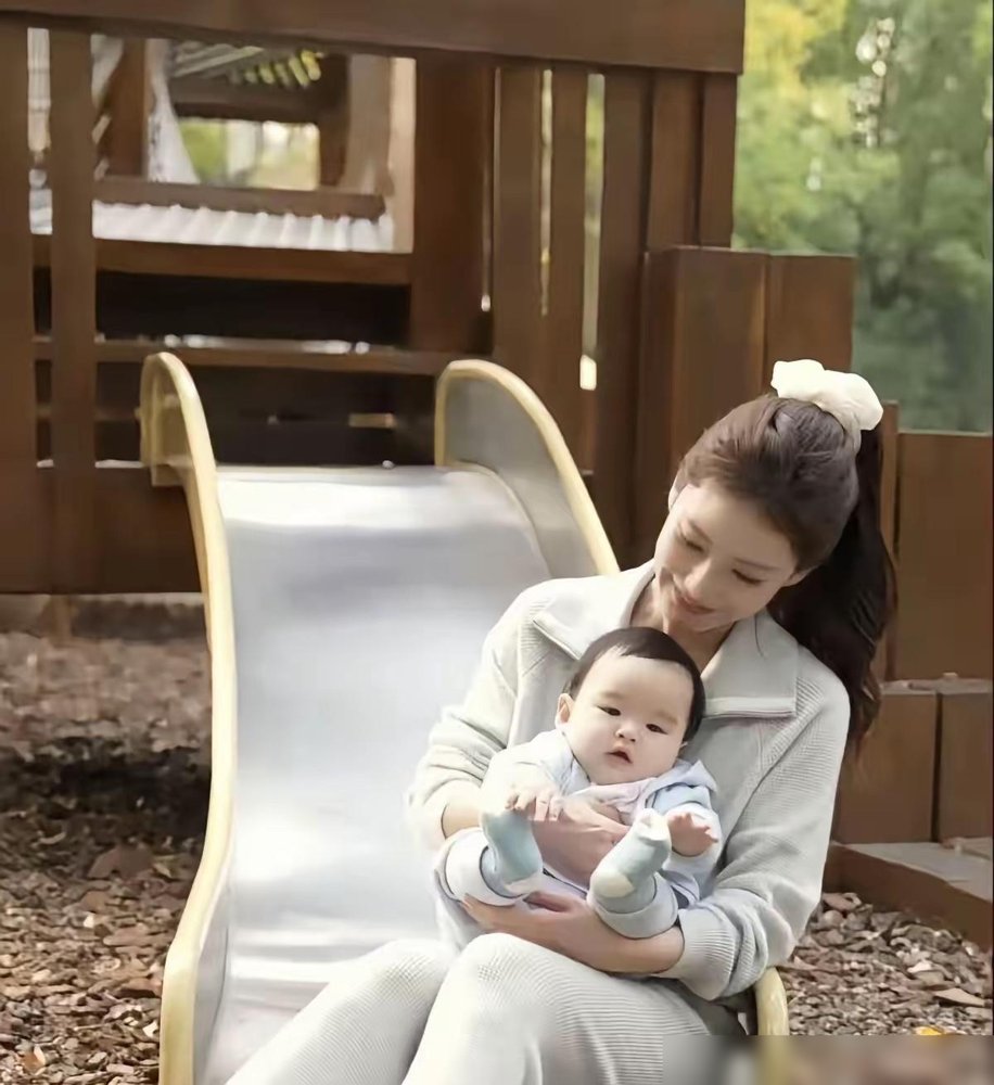 汪小菲这新媳妇，是真敢啊。8个月大的儿子直接抱出来逛公园，滑梯摇椅玩个遍，亲子装一穿，镜头怼脸拍。日常喂奶哄睡全她一个人扛，亲妈都没这么上心。
再看看大S那边，孩子露个后脑勺都能告上法庭，恨不得把隐私焊死在保险柜里。一个生怕别人看不见，一个生怕别人看见。
有意思的是，马筱梅越晒，直播间人越多，带