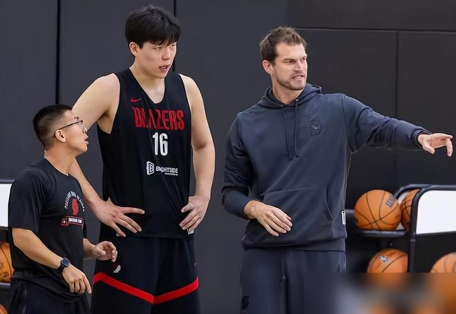 中国男篮彻底不装了，19岁小将直接顶进亚运首发。
全运会U18赛场，杨瀚森场均狂砍42.3分，单场拿过50+，青年阶段就是统治级表现。
现在他已经站上NBA赛场，2025夏季联赛场均13分8.5篮板3.8助攻，是靠脑子打球的全能内线，在亚洲赛场身材技术全是优势。
男篮从必须夺冠转到为2028培