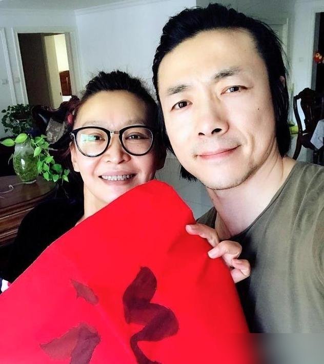 祖峰一句“真正成了爹之后”，全场空气都冻住了。他立刻改口“成长了以后”，嘴瓢得那叫一个不自然。就这一下，网友全炸了。
这对夫妻在圈里立了多少年“丁克”人设，清心寡欲，不生孩子。结果刘天池2021年亲口说过“上小学的儿子”。算算岁数，孩子现在都奔初中去了。
藏得是真严实。一边在《交锋》里演潜伏二十