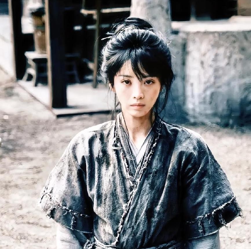 一个从小在泥水里挨打受冻的底层苦丫头，换上绫罗绸缎站在高门长辈面前，居然眼神都不晃一下，这合理吗？
《嫁金钗》里田曦薇演的阿丑，第一次硬刚魏娆姑母那场戏，直接让追剧的网友吵翻了天。
不少人直言看不下去：假的就是假的，常年被踩在脚底下讨生活的人，骨子里对权贵的局促和畏缩去哪了？气场稳成这样，简直像