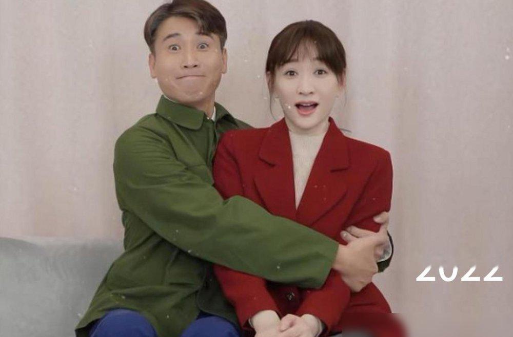 李小冉跟李乃文同框，直接把我看愣了。俩人一个76年一个74年，站一块儿像两代人。李乃文那头白发，满脸褶子，活脱脱一个被岁月盘出包浆的老叔。再看李小冉，原相机生图，皮肤白得发光，腰身紧致，说她三十出头都有人信。
当初2022年俩人还演小夫妻呢，这才几年，画风直接割裂。男的往“叔圈”里卷，女的往“冻龄