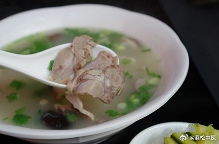 理气健脾药膳：
“大麦羊肉汤”：
食材：羊肉100克，草果5个，大麦仁50克。
制作方法：
1，将大麦仁用开水洗干净，放入砂锅内，加水适量，先用武火烧沸，再用文火煮20分钟。
2，将羊肉洗净切块，与草果一同放入锅内，加水适量熬煮，然后将草果捞起；
3，将羊肉汤与大麦仁汤合并，再用文火炖熬熟透。加 ​