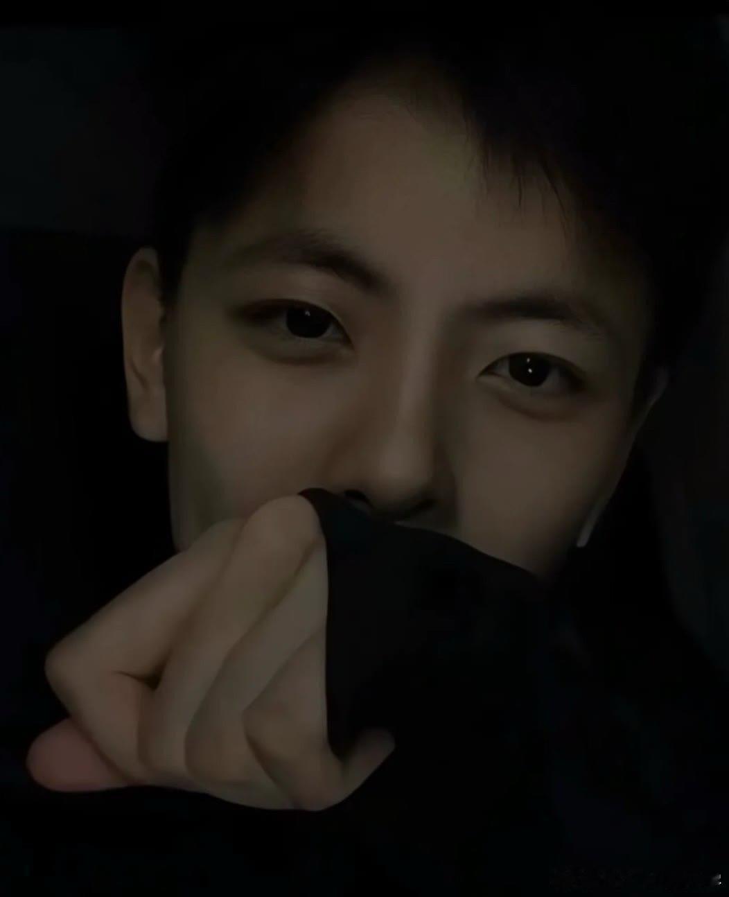 #杨舒予[超话]#  希望你开心 像你的照片一样. ​