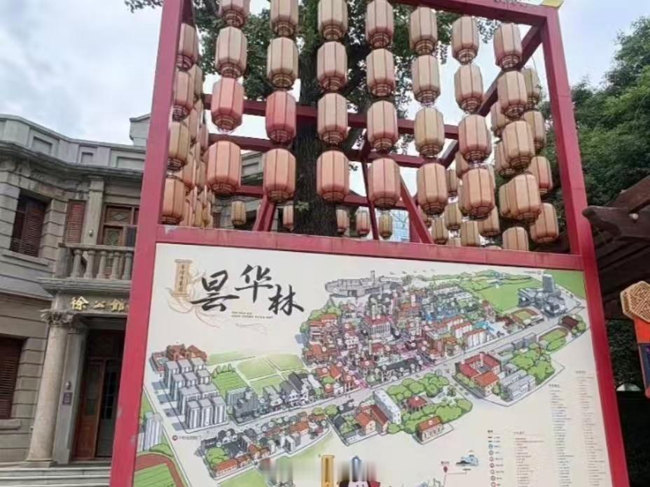 武汉这条600年老街焕新出圈昙华林焕新出圈的背后，是城市更新“修旧如旧”的满分答卷。2005年启动修缮，坚持保护优先，串联起“历史名人故居”、“山地文化建筑”、“人文艺术体验”三条轴线。不仅留住了城市的记忆，还成功引进了74家商户，带动了文旅商融合发展。仅今年春节假期，就接待了50万人次游客。这种既能保护历史，又能拉动消费的老街改造模式，值得全国文旅抄作业！👇 你看好这种“微改造”的模式吗？