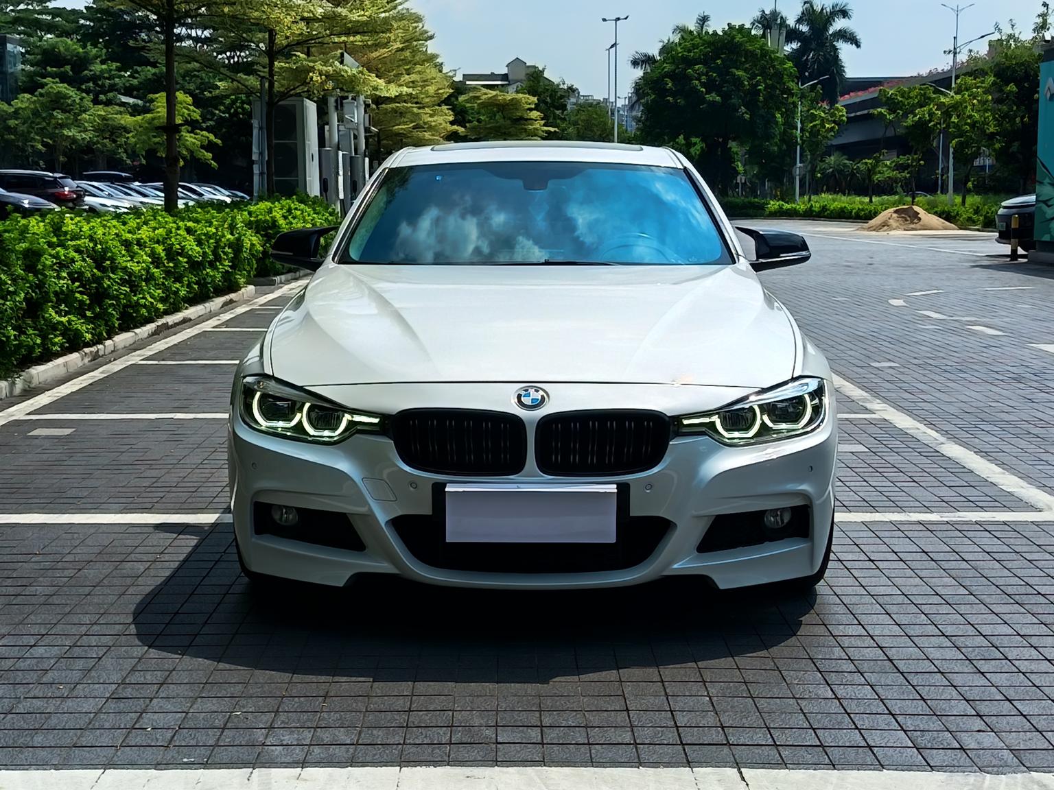 宝马3系二手怎么买？听我一句：20万预算，别当新车大冤种！
老铁们，今儿必须给你掰扯明白一件事——2026年了，想买宝马3系还盯着新车4S店，那你大概率是钱多烧得慌。
先给你算笔账。现在2026款325i M运动套装，指导价25.8万，店里优惠完裸车19万出头，落地奔着22万多去了。花22万买个18
