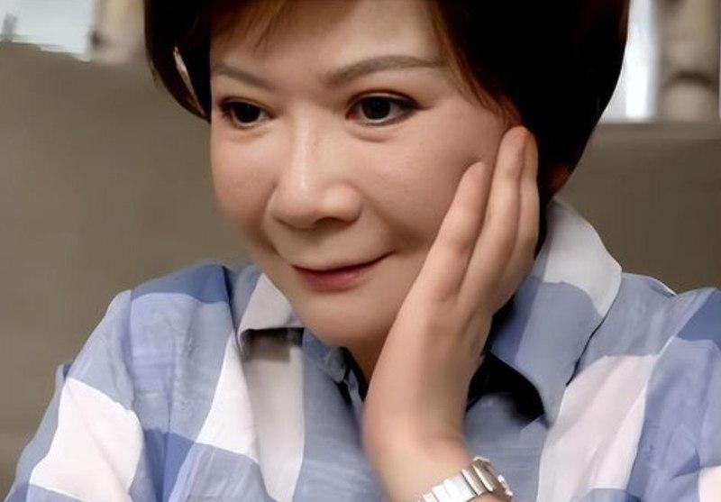 蔡明连登春晚二十多年攒下千万身家，独子丁丁40岁不婚被传成心病，母子为催婚闹过矛盾，她晚年改口说孩子自洽就好 ​