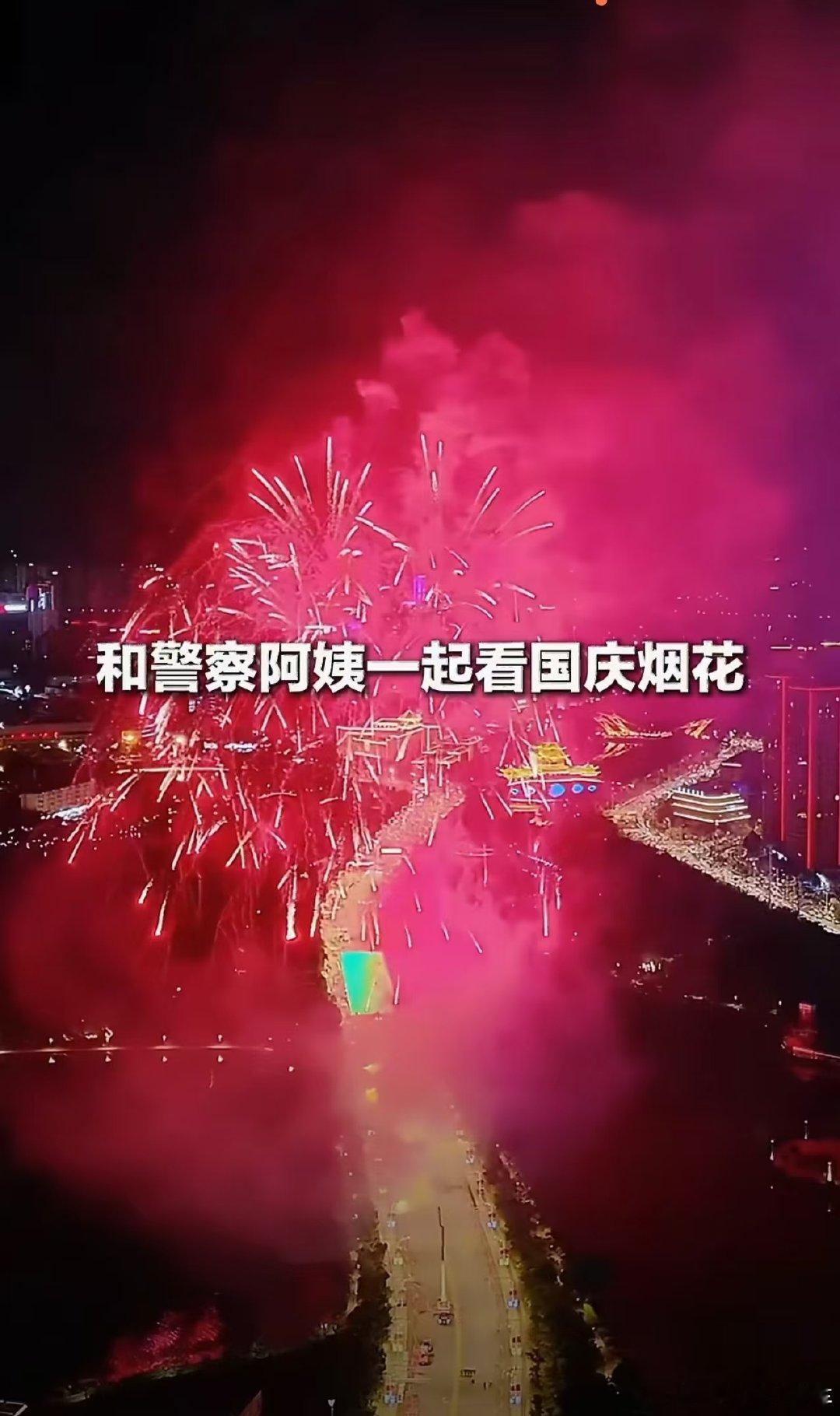 #15万人广场上她把孩子交给女警##女警怕警灯闪到孩子眼睛用手挡住#
广场十几万人，家长临时把孩子托付给女警照看。女警下意识伸手挡住警灯，就怕强光晃到小朋友，这个小细节真的好暖。
人这么多的地方，这身制服，就是大家心里实打实的安全感啊～ ​