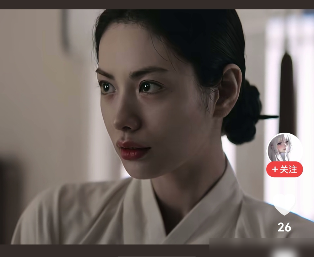 全球最美面孔林珍娜，全裸出镜，被韩国人骂惨了。
新剧19禁，她全素颜，演个寡妇。眉毛飞着，嘴唇突着，肩膀缩着，镜头怼脸上，全是褶子。
韩网直接炸了，说脸垮了，演技也崩了，连大尺度戏都拍了，结果全是差评。
但另一拨人翻出她以前的戏，说林珍娜本来会演，这次纯粹是导演瞎指挥，给她套了件不合身的衣服。