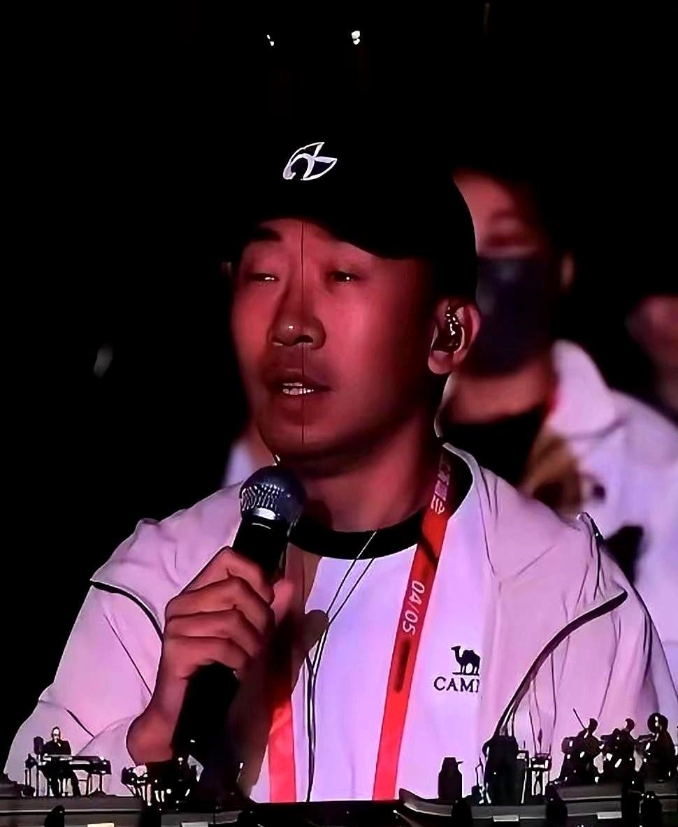 当着几万人的面被周杰伦当场拒绝，杨迪那一瞬间的反应，直接给所有打工人上了一课。
当时大屏幕正死死怼着他的脸。
他兴冲冲报了一首冷门歌，周杰伦在台上直接摆手，直言没排练、没伴奏，提词器上一片空白。
换个心理素质一般的，这会儿估计后背的冷汗已经把衬衫浸透了，几万双眼睛盯着，空气几乎瞬间冻结。
但