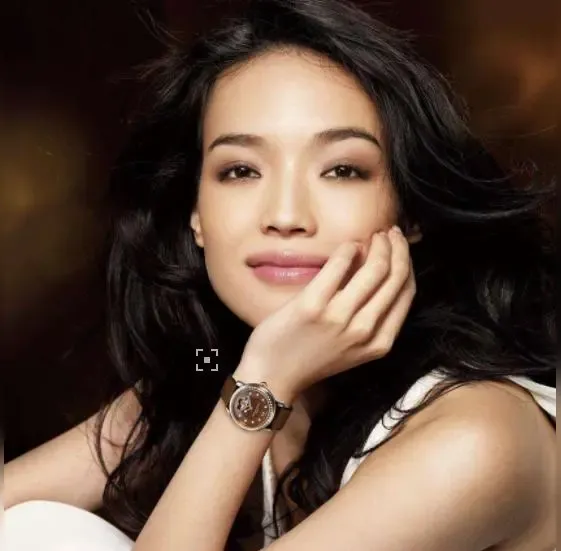 舒淇真是个身材好，气质佳的美女。 她不但五官美美，飘逸，还有气质，身材...