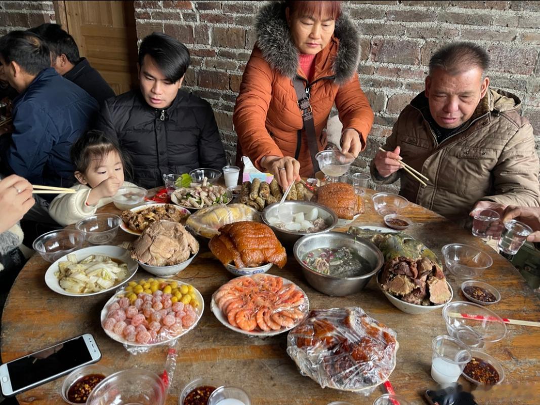 被老妈拉去喝喜酒，亲戚家的孩子结婚。酒席上全是赣菜，酒足饭饱。新郎新娘敬酒时，长辈们各种催生。我低着头假装吃菜，生怕话题引到我身上。江西人到了年龄就被催婚催生，烦死了。但看着新人幸福的样子，心里还是有点羡慕的。#江西人# ​