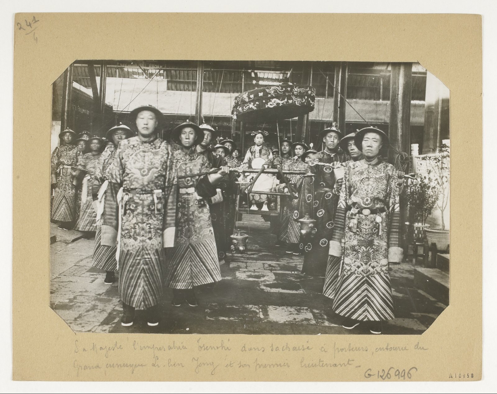 慈禧，1861年辛酉政变后垂帘听政，作为同治、光绪两朝最高统治者，掌权近47年，是晚清极具争议的核心人物。慈禧传奇一生 清朝老佛爷 慈禧长相