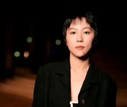 2025年10月底，窦靖童与宋妍霏被拍到牵着狗十指紧扣返回同一小区，亲密同框再次引发恋情猜测。两人穿着休闲，状态松弛，既没有刻意避人，也没有对外解释。往前看，2024年元旦前后，宋妍霏晒出钩织玩偶，窦靖童随后发布图案相似的衣服照，虽然很快删除，仍被网友截图对比。几次互动凑在一起，难免让人多想，但同款