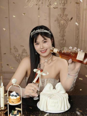 李月汝昨日迎来27岁生日，今日零点将近时，她在社媒晒生日照，并配文：在...