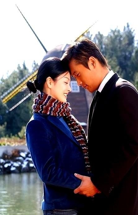 同样是一起轰轰烈烈爱过一场，凭什么男方早就翻篇结婚生子，脏水却全留给女方一个人背？
2003年拍完《洛城生死恋》，宋慧乔认下了出道以来的初恋李秉宪。
那时候爱得有多高调，散场时就有多难堪。
仅仅过了一年多，到了2004年6月，两人就甩下一句性格不合、聚少离多，各奔东西。
谈恋爱分分合合本来挺