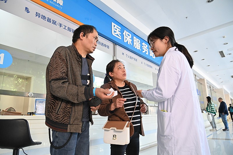 11月1日起社保缴费的新变化，真的是打工人的实打实利好。
之前不少公司总想着钻空子，要么拖着不缴社保，要么和员工私下约定折现放弃参保，把社保当成可选项福利。这次新规直接把欠缴社保和欠税归到同一类处罚体系，经税务机关责令限期补缴还逾期不交的，直接按欠缴额1到3倍罚款。
裁量标准分的也很清楚，欠缴不足5