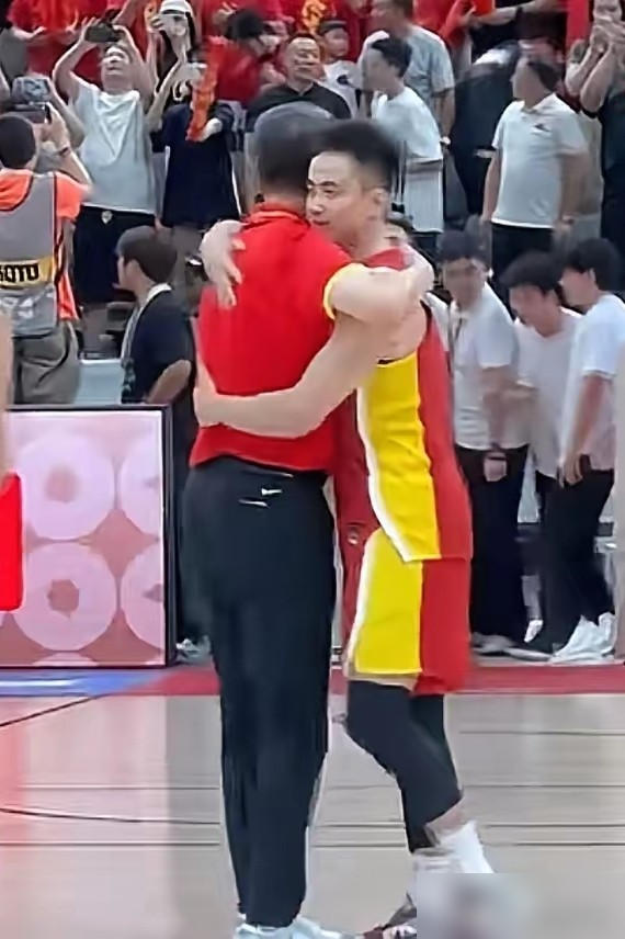 郭士强顶住全网骂声，也要保他当中国男篮队长！
热身赛赵继伟状态拉胯，质疑声铺天盖地。
周琦、赵睿、张镇麟全部缺席，全队平均年龄才23.2岁，31岁的赵继伟是队里最年长的老将。
郭士强公开力挺，肯定他乱战中稳节奏、带新人的作用，还手把手教年轻后卫控传球力度、找时机。最终客场对阵卡塔尔，球队83比