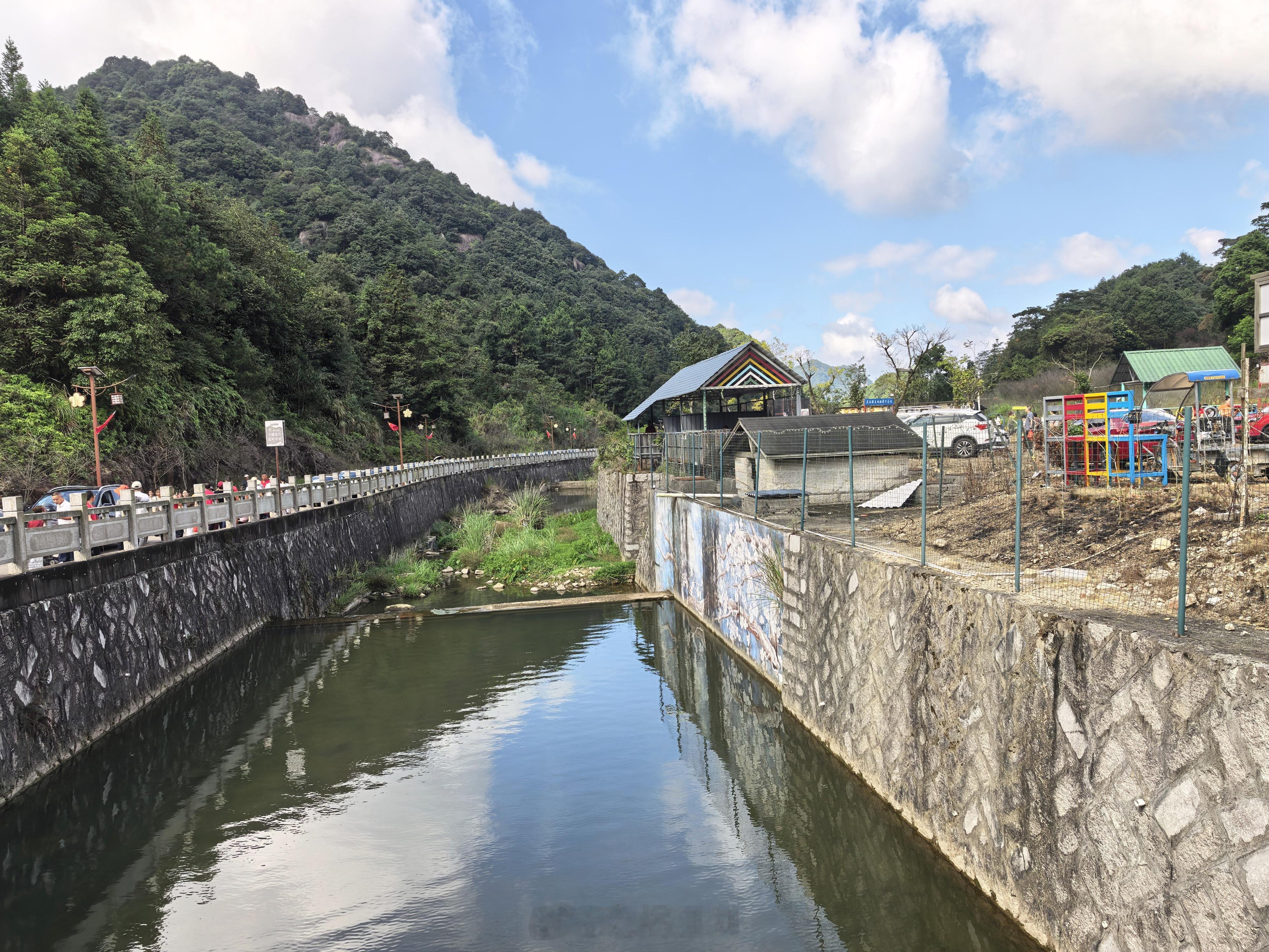 连江梅洋山庄度重阳。一山岚气，风送清芬，故友同聚；于山野悠然间，享登高饮馔之乐。 ​​​