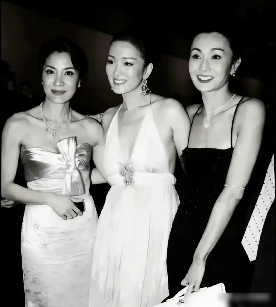 巩俐张曼玉杨紫琼，谁才是华语影坛一姐？这事吵了二十年，其实三个人根本不在一条赛道上。
巩俐手里攥着作品大满贯，金熊金狮金棕榈全拿过，还坐上过柏林和威尼斯的评审团主席位子。张曼玉更狠，柏林戛纳两座影后奖杯，金像金马加起来九座，华语圈没人够得着。杨紫琼2023年拿下奥斯卡最佳女主角，亚裔头一回。
比