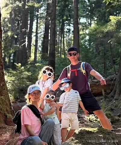 苗苗郑恺把3岁小女儿接到温哥华一起度假，一家5口人在松鸡山徒步，两个女儿都长得像妈妈，儿子像爸爸，郑恺还带着小孩划船，完全就是无忧无虑的生活模式，太让人羡慕了。
刚开始是苗苗和大女儿安娜，二儿子轩轩先到了加拿大，哥哥姐姐已经玩了一阵子，后面家里人又把老三送了过来，五口之家终于团聚。
郑恺配合老婆认真