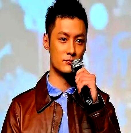 郭晓东一脚油门踩死，轮胎蹭出刺鼻焦糊味，余文乐被逼进死角。

这是老片《车手》里最让人憋气的一幕。全片没有一句废话，全靠方向盘死磕。

郭晓东演的悍匪眼皮都不眨，把亡命徒的狠劲嚼碎了咽进肚子里。引擎轰鸣声隔着屏幕直往耳朵里钻，硬桥硬马的街头狂飙把压迫感顶到了嗓子眼。几个硬汉戏骨扎堆，把这盘警匪局做到