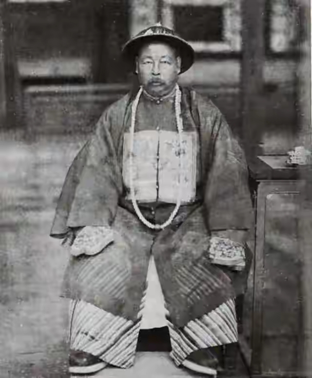 左宗棠这一生，打过仗、收过新疆、骂过洋人，干的是惊天动地的大事，可他最不愿人多说的，却是年轻时的那段“倒插门”——入赘周家、三次落第、连生三女无子，被人当面骂“吃软饭”，甚至被逼着收丫鬟做妾。

这段旧事得拆开看，不能全信街头传闻。道光十二年，也就是1832年，左宗棠中举，同年进湘潭黄荆坪周家，娶周