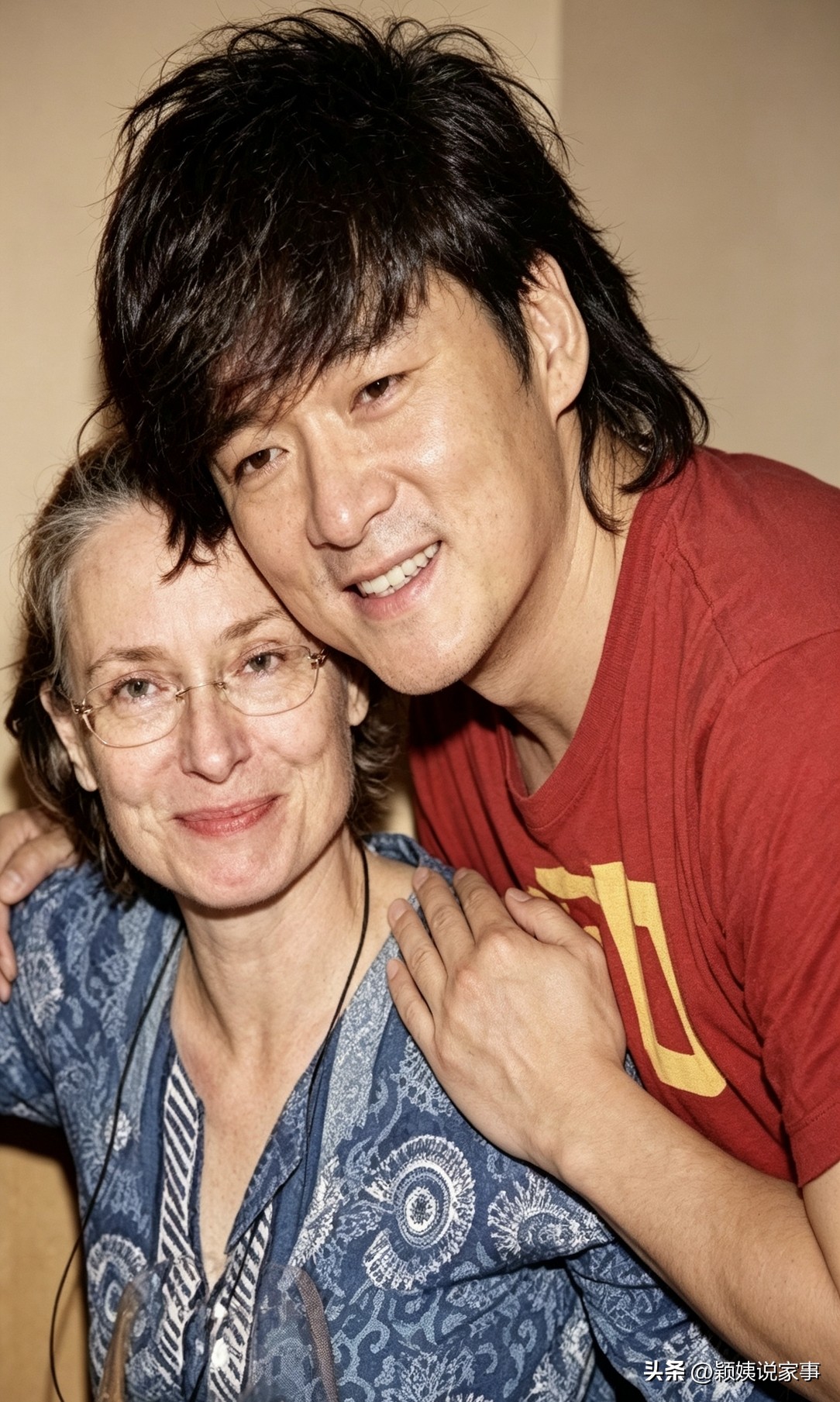 娱乐圈最让人动容的神仙婚姻，莫过于周华健和康粹兰。
 
多年来，两人同框总被网友嘲讽，说看着不像夫妻，反倒像母子，吐槽外貌差距太大、十分不般配。可很少有人知晓，他们是同年同月同日生的天赐缘分，相守相伴整整38年，爱意始终如初。
 
年轻时的周