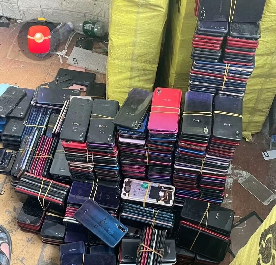 直到碰上个干回收的老乡我才弄明白，涨价的压根不是手机，而是它肚子里那块……
AI把内存产能抢走了。三星、海力士把产线挪去做服务器的高带宽内存，手机上的存储芯片一下紧俏。
所以收手机的先问内存多大、主板坏没坏，屏幕碎成啥样都不挑。拆下来清洗植球，装到智能门锁、监控上，价钱只有新芯片一半。
安卓大内存的