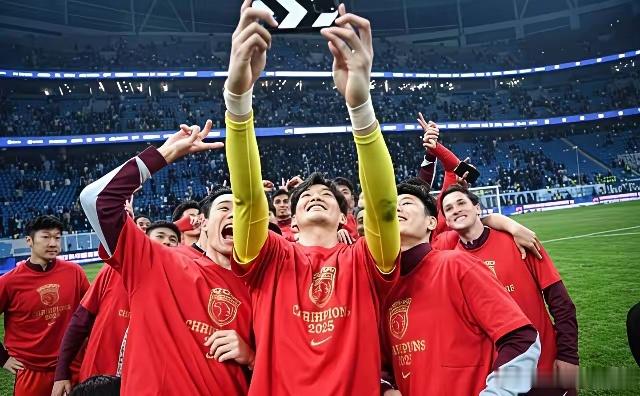 李昊争夺战上海申花已率先出局，不少海港球迷盼俱乐部赶紧签下李昊，接替35岁的颜骏凌。
可惜这个愿望大概率落空，算笔账就明白：
一、青岛西海岸开价2500万，最终成交价大概2000万，海港出得起钱，但门将不是海港夺冠最缺的位置，花大价钱买门将，远不如买顶级后腰战术价值高。
二、海港根本不缺门将 ​